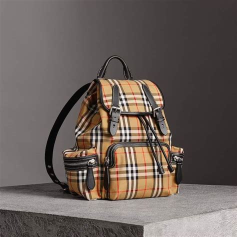 burberry the medium rucksack mit vintage-aufdruck